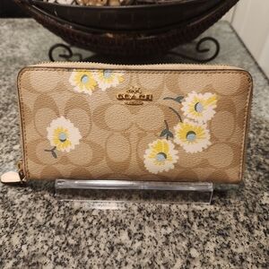 Coach Accordion Zip Wallet in Signature Canvas with Daisy Print